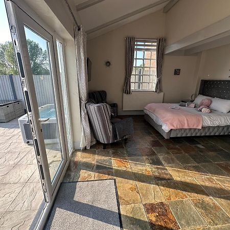 Dwylig Isa Holiday Cottages Rhuddlan Стая снимка